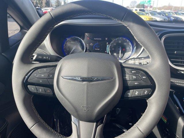 Photo of 2022 Bright White Clearcoat Chrysler Pacifica