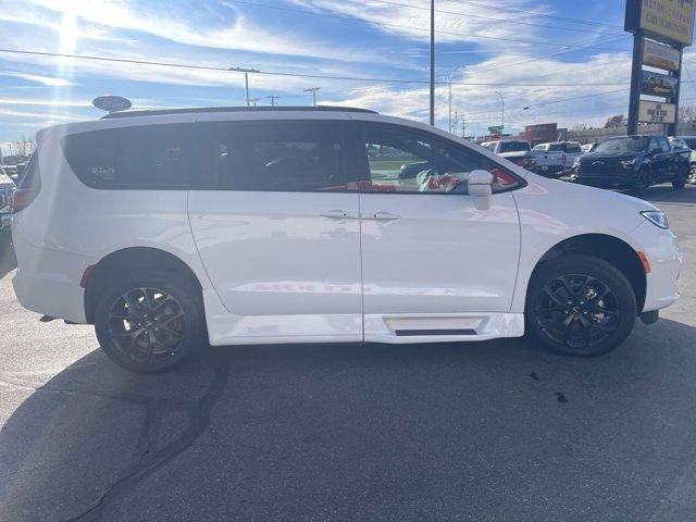 Photo of 2022 Bright White Clearcoat Chrysler Pacifica