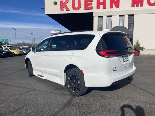 Photo of 2022 Bright White Clearcoat Chrysler Pacifica
