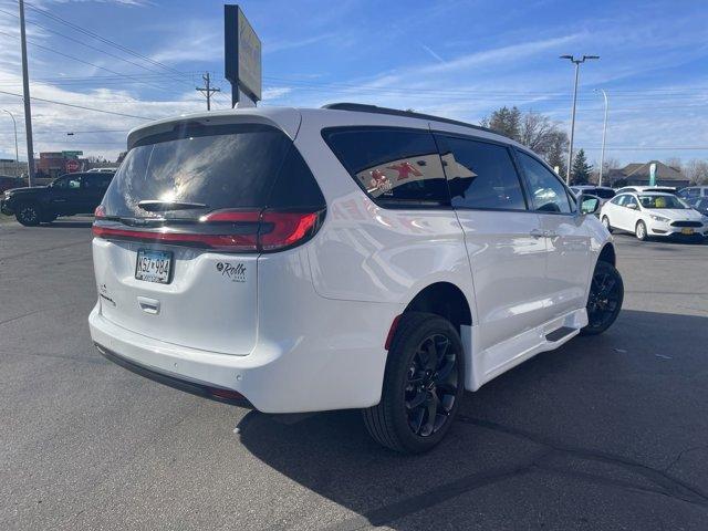 Photo of 2022 Bright White Clearcoat Chrysler Pacifica