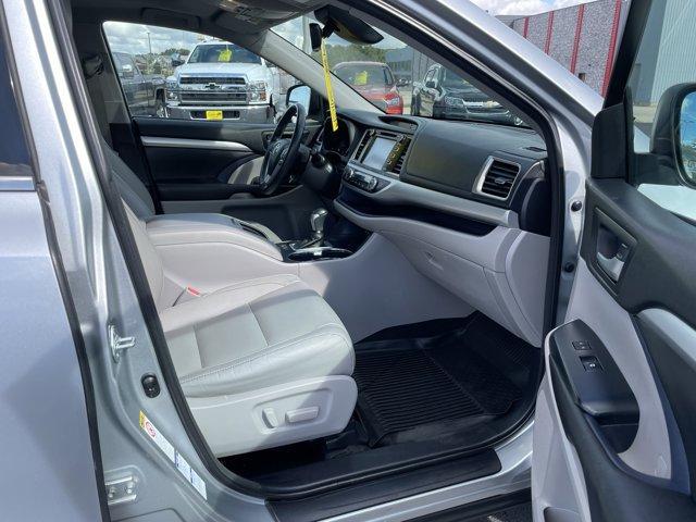 Photo of 2017 Celestial Silver Metallic Toyota Highlander