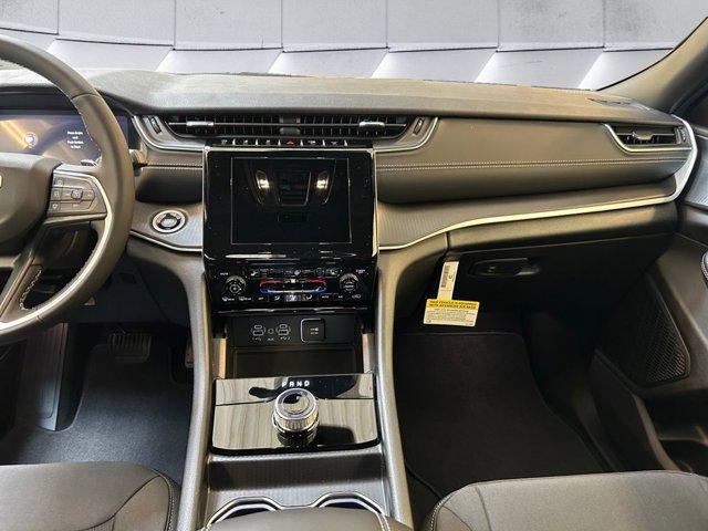 Photo of 2025 Silver Zynith Jeep Grand Cherokee