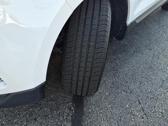 Photo of 2022 White Ford Edge