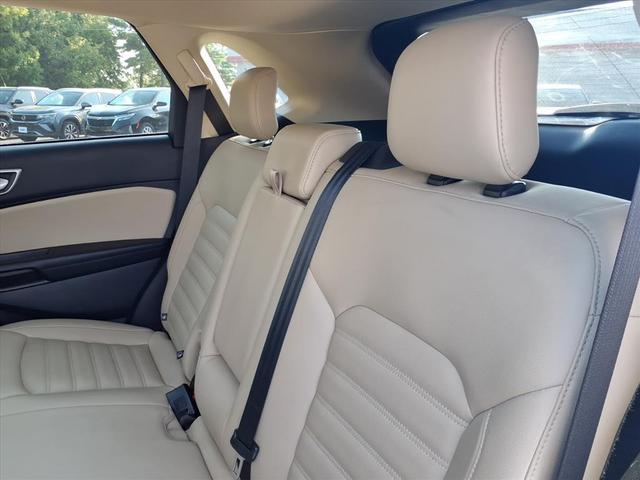 Photo of 2022 White Ford Edge