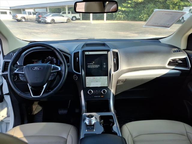 Photo of 2022 White Ford Edge