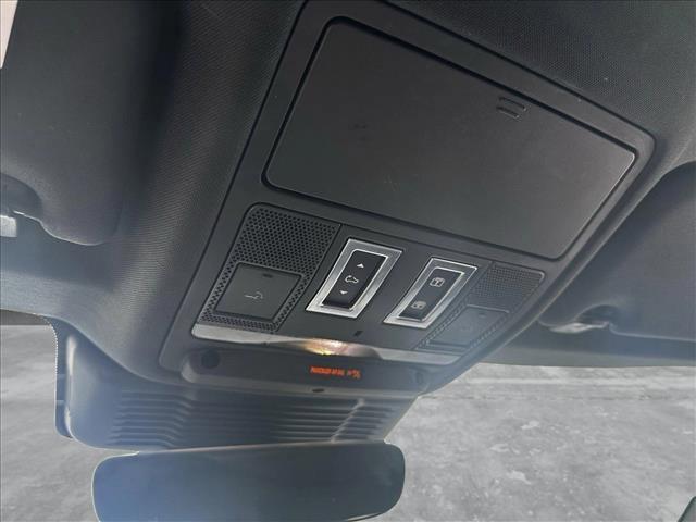 Photo of 2023 Santorini Black Me Land Rover Range Rover Evoque