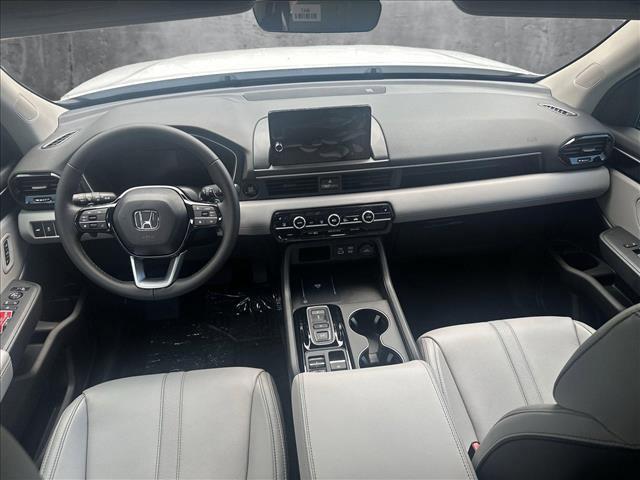 Photo of 2025 Platinum White Pearl Honda Pilot