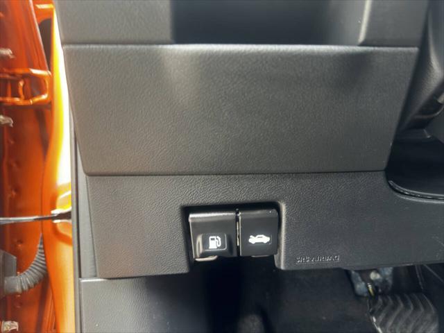 Photo of 2020 Orange Nissan Kicks