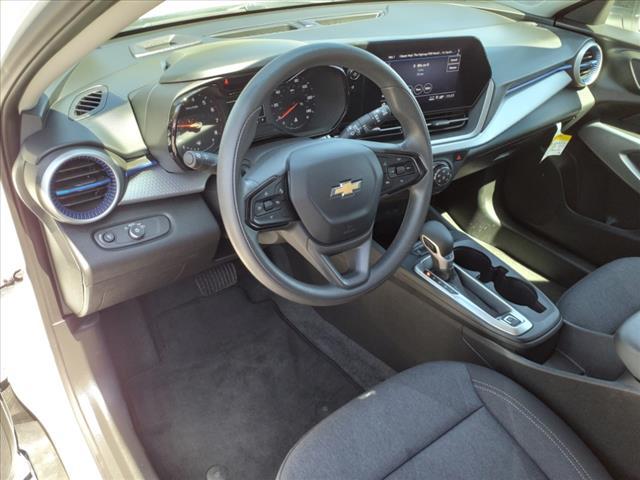 Photo of 2024 Summit White Gaz Chevrolet Trax
