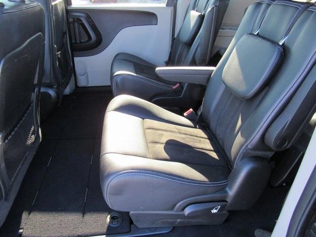 Photo of 2019 Brilliant Black Crystal Pearlcoat Dodge Grand Caravan