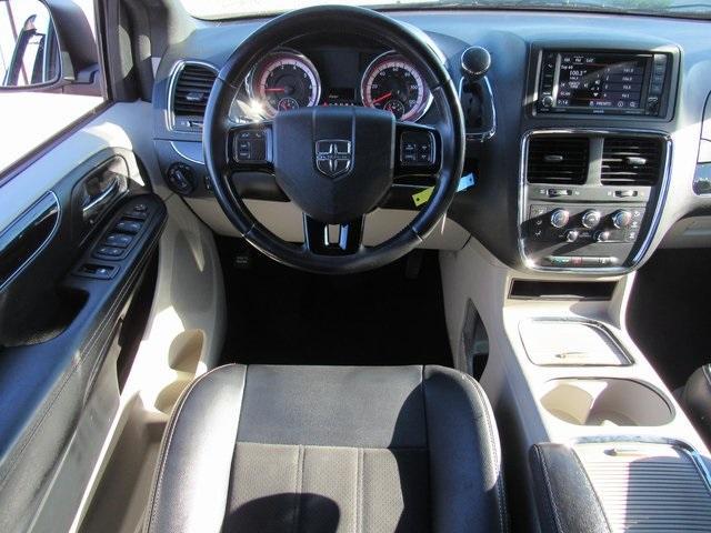 Photo of 2019 Brilliant Black Crystal Pearlcoat Dodge Grand Caravan