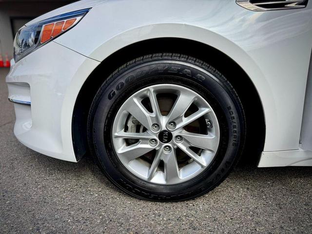 Photo of 2017 Snow White Pearl Kia Optima