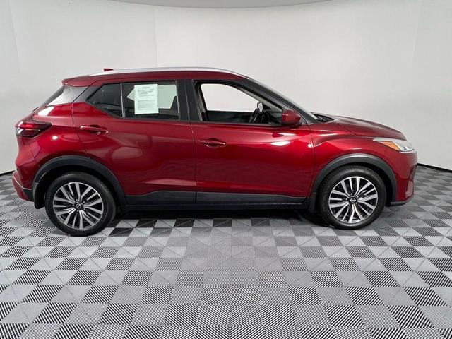 Photo of 2022 Scarlet Ember Nissan Kicks