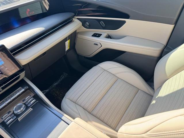 Photo of 2025 WHITE PLATINUM MET 3C Lincoln Nautilus