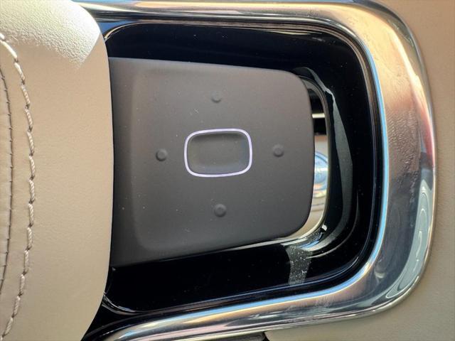 Photo of 2025 WHITE PLATINUM MET 3C Lincoln Nautilus