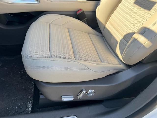 Photo of 2025 WHITE PLATINUM MET 3C Lincoln Nautilus