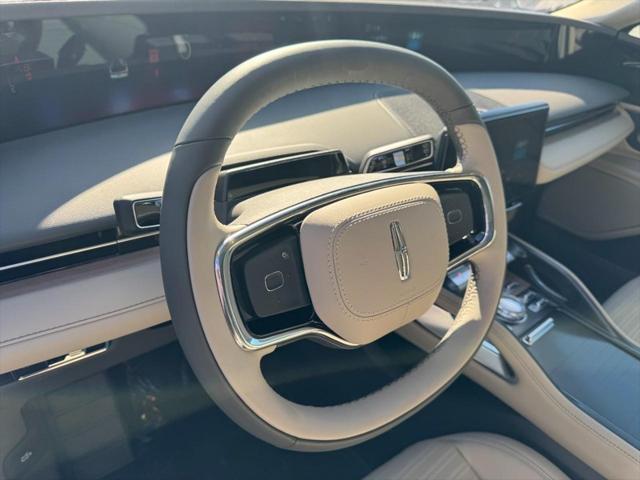 Photo of 2025 WHITE PLATINUM MET 3C Lincoln Nautilus