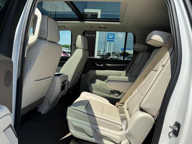 Photo of 2022 White Frost Tricoat GMC Yukon XL