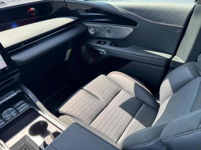 Photo of 2025 WHITE PLATINUM MET 3C Lincoln Nautilus