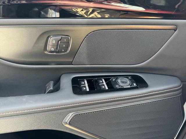 Photo of 2025 WHITE PLATINUM MET 3C Lincoln Nautilus