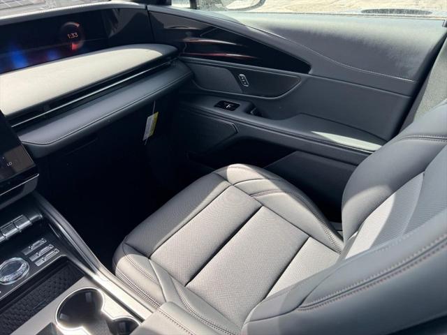 Photo of 2025 WHITE PLATINUM MET 3C Lincoln Nautilus
