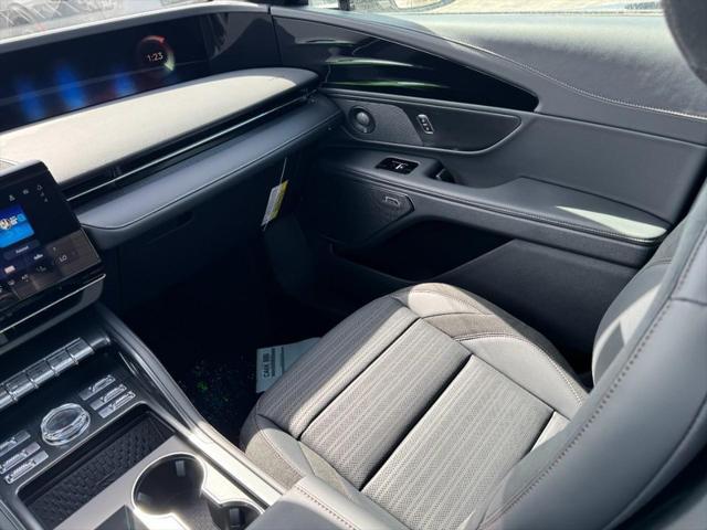 Photo of 2025 WHITE PLATINUM MET 3C Lincoln Nautilus