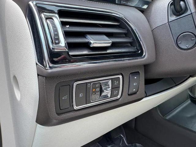 Photo of 2023 CHROME CAVIAR DARK GRAY MET Lincoln Navigator
