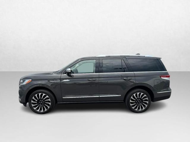 Photo of 2023 CHROME CAVIAR DARK GRAY MET Lincoln Navigator