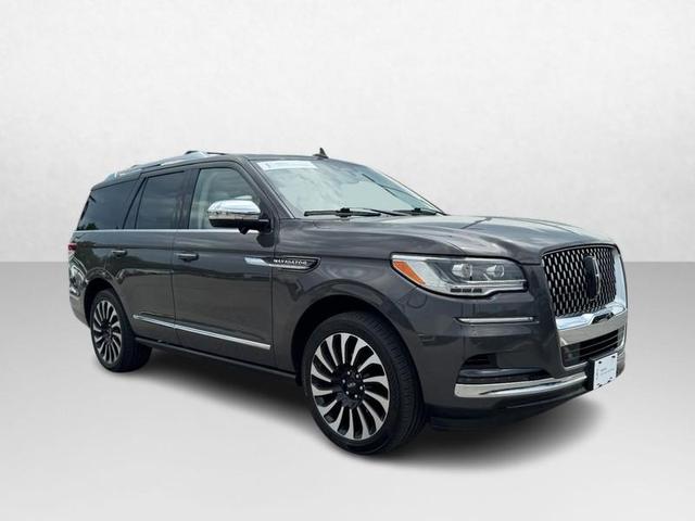 Photo of 2023 CHROME CAVIAR DARK GRAY MET Lincoln Navigator