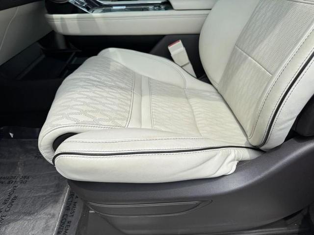 Photo of 2023 CHROME CAVIAR DARK GRAY MET Lincoln Navigator