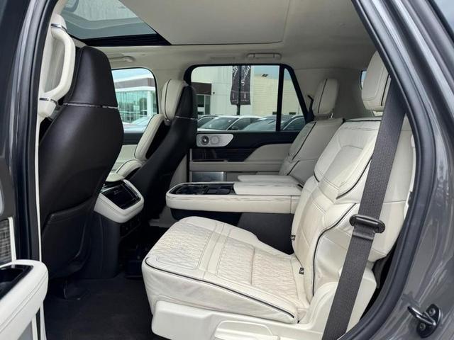 Photo of 2023 CHROME CAVIAR DARK GRAY MET Lincoln Navigator