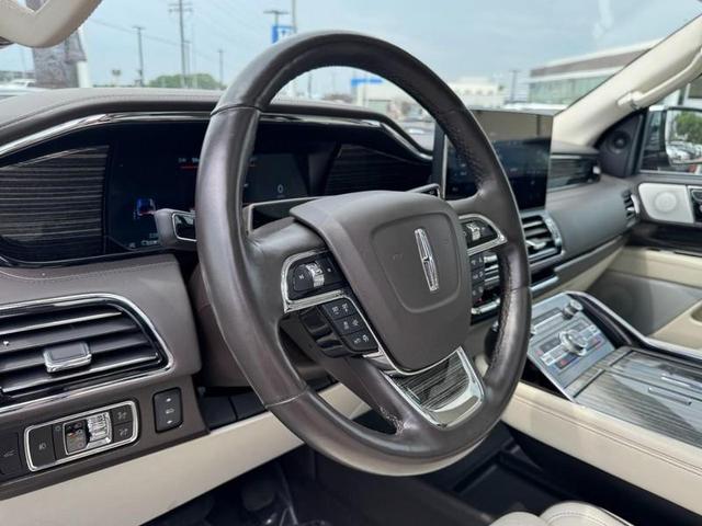 Photo of 2023 CHROME CAVIAR DARK GRAY MET Lincoln Navigator
