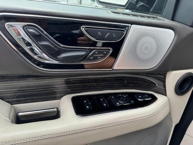 Photo of 2023 CHROME CAVIAR DARK GRAY MET Lincoln Navigator