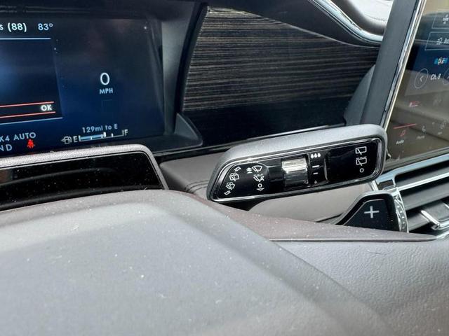 Photo of 2023 CHROME CAVIAR DARK GRAY MET Lincoln Navigator