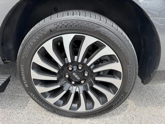 Photo of 2023 CHROME CAVIAR DARK GRAY MET Lincoln Navigator