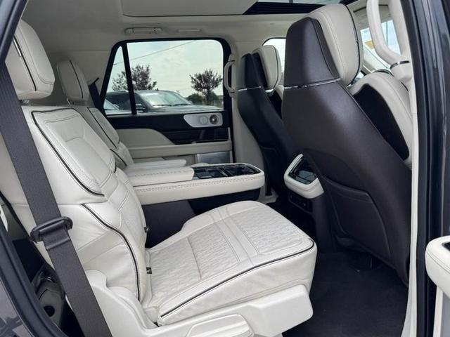 Photo of 2023 CHROME CAVIAR DARK GRAY MET Lincoln Navigator
