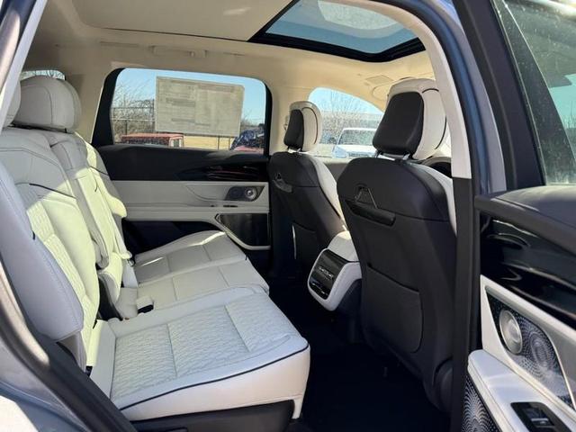 Photo of 2025 LUSTROUS GRAY METALLIC Lincoln Nautilus