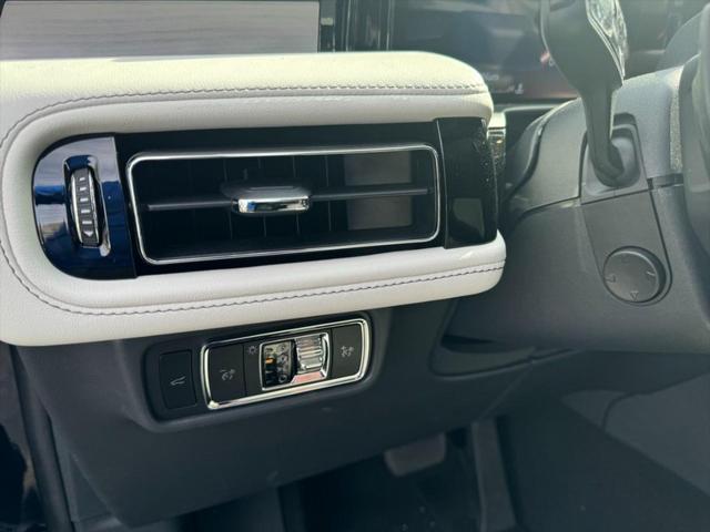Photo of 2025 INFINITE BLACK MET CC Lincoln Aviator