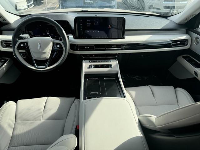 Photo of 2025 INFINITE BLACK MET CC Lincoln Aviator