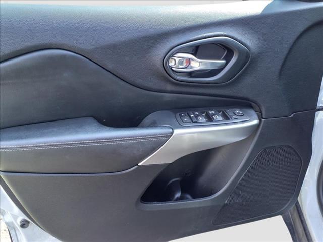 Photo of 2021 Bright White Clearcoat Jeep Cherokee