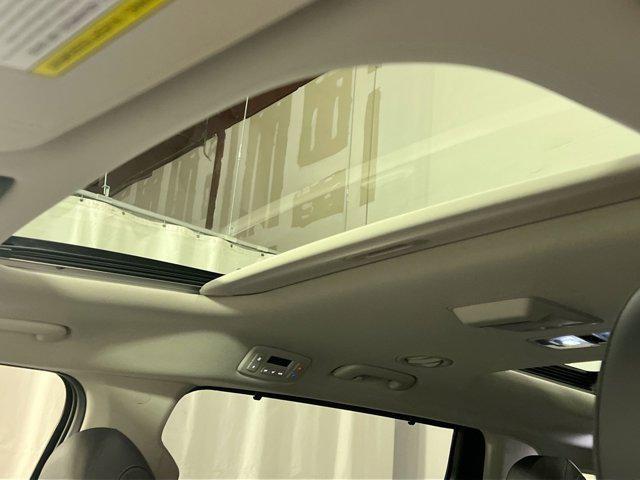 Photo of 2024 Ceramic Silver Kia Carnival