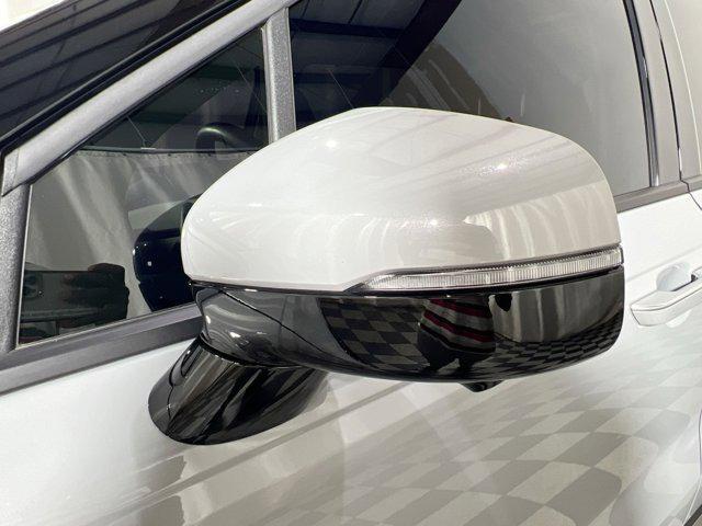 Photo of 2024 Ceramic Silver Kia Carnival