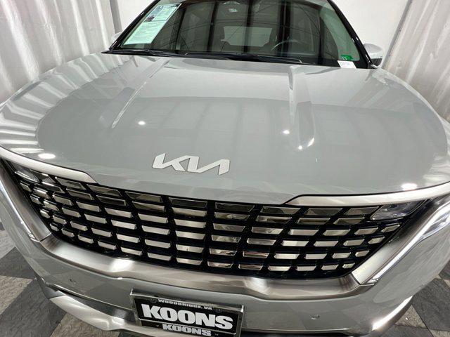 Photo of 2024 Ceramic Silver Kia Carnival
