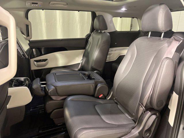 Photo of 2024 Ceramic Silver Kia Carnival
