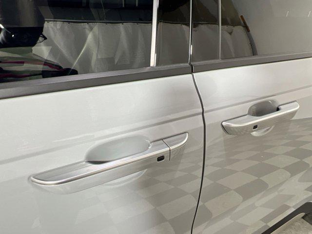 Photo of 2024 Ceramic Silver Kia Carnival