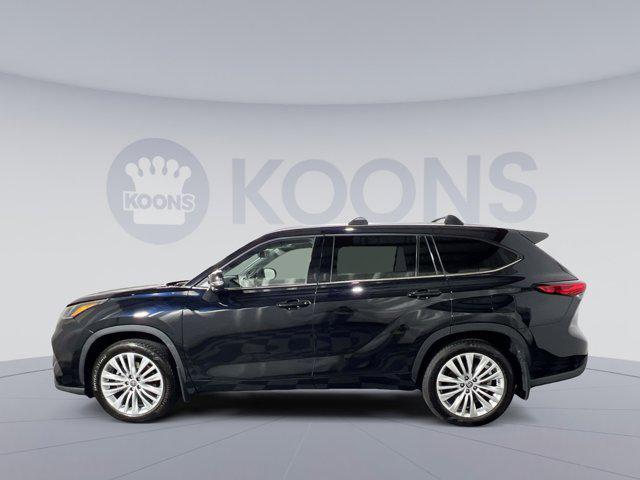 Photo of 2023 Midnight Black Metallic Toyota Highlander