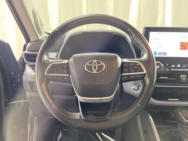 Photo of 2023 Midnight Black Metallic Toyota Highlander