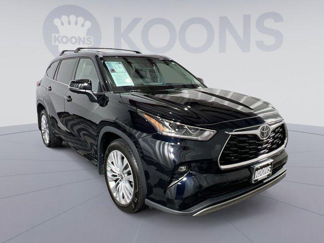 Photo of 2023 Midnight Black Metallic Toyota Highlander