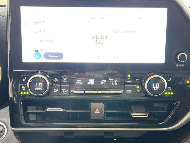 Photo of 2023 Midnight Black Metallic Toyota Highlander