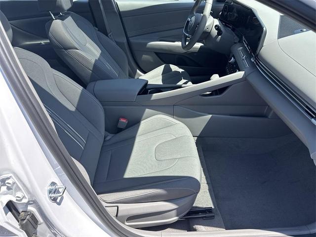 Photo of 2025 White Hyundai ELANTRA